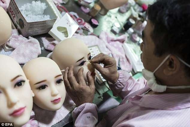 Bên trong nhà máy sản xuất búp bê người lớn AI ảnh 5