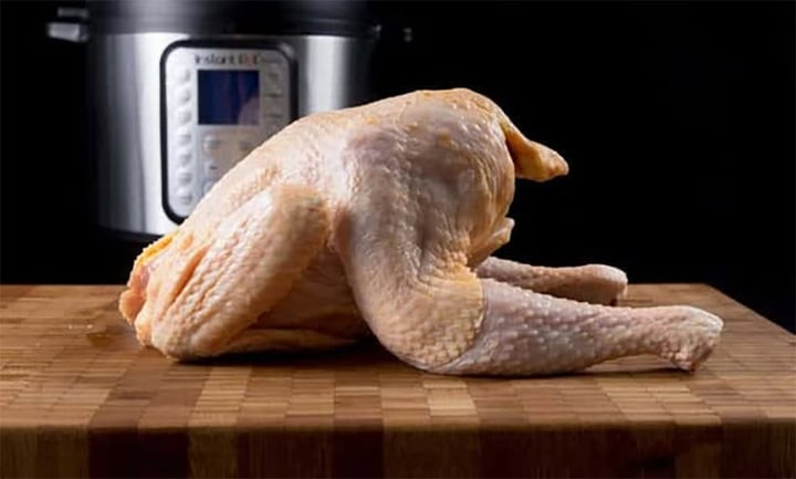 Luộc gà không cần nước bằng nồi áp suất là phương pháp chế biến độc đáo giúp giữ trọn hương vị thơm ngọt tự nhiên của thịt gà. (Ảnh: Freepik)