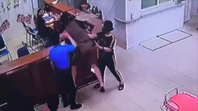 Clip người đàn ông hành hung nhân viên y tế ngay tại Khoa Cấp cứu ảnh 1