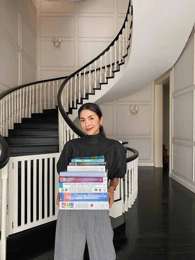 Danh tính bất ngờ của bé gái cầm giấy khen trong bức ảnh gây sốt: Từng học bổ túc rồi thành ngọc nữ, giờ là dâu hào môn hạnh phúc - Ảnh 3.