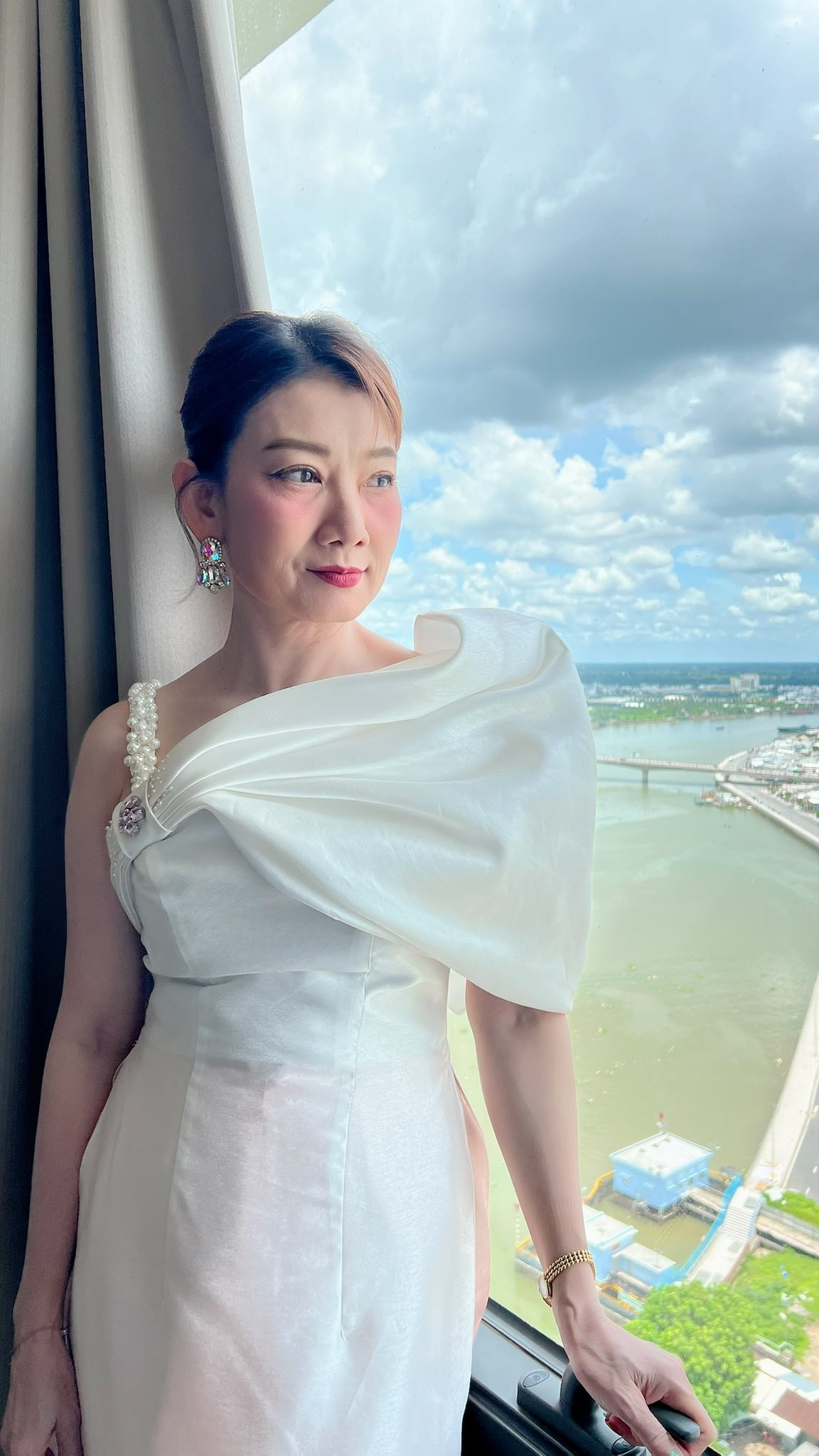 Mẹ chồng Hồng Diễm trên phim có đời thực trẻ đẹp ở tuổi 50 nhờ một thói quen buổi sáng - Ảnh 3.