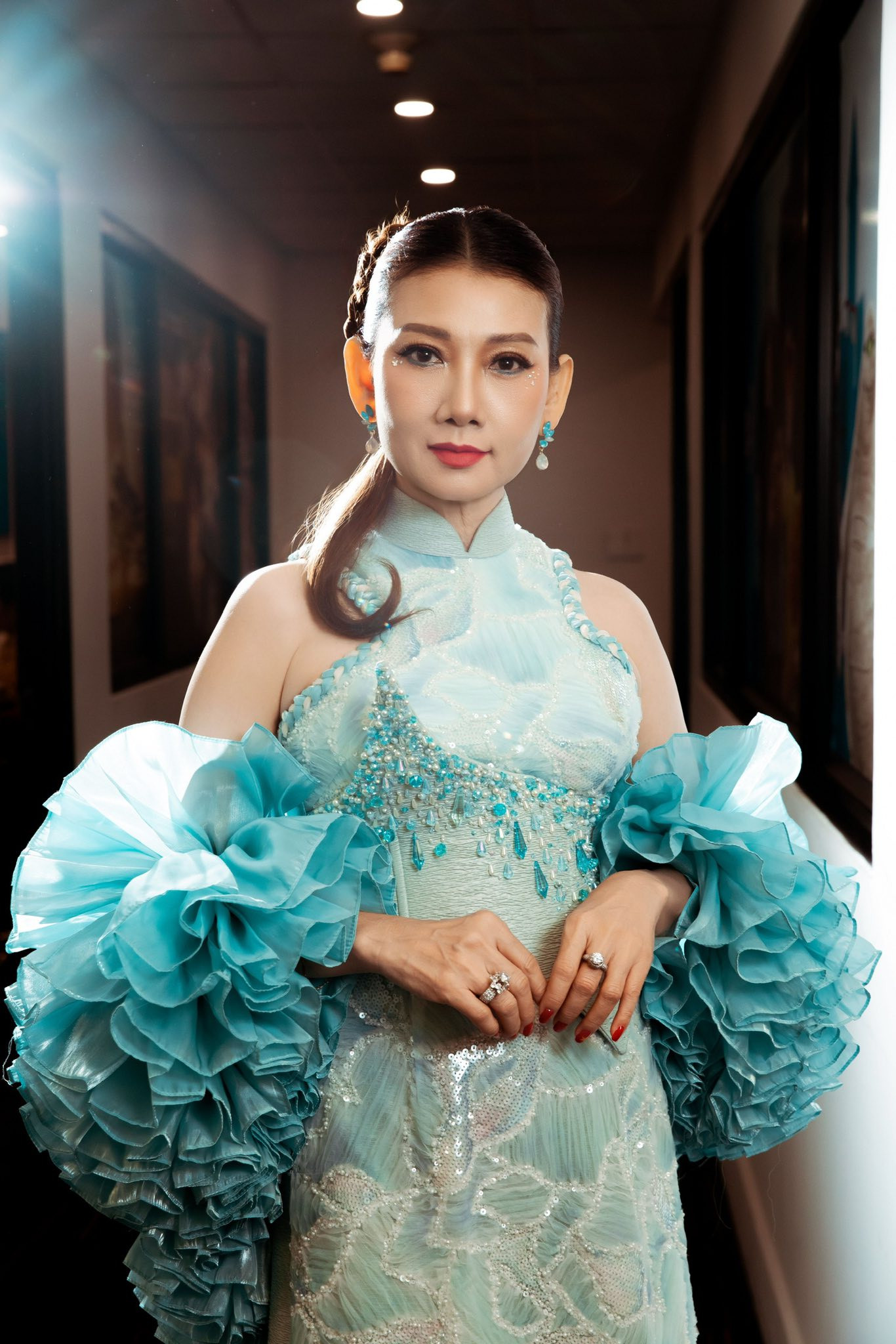 Mẹ chồng Hồng Diễm trên phim có đời thực trẻ đẹp ở tuổi 50 nhờ một thói quen buổi sáng - Ảnh 4.