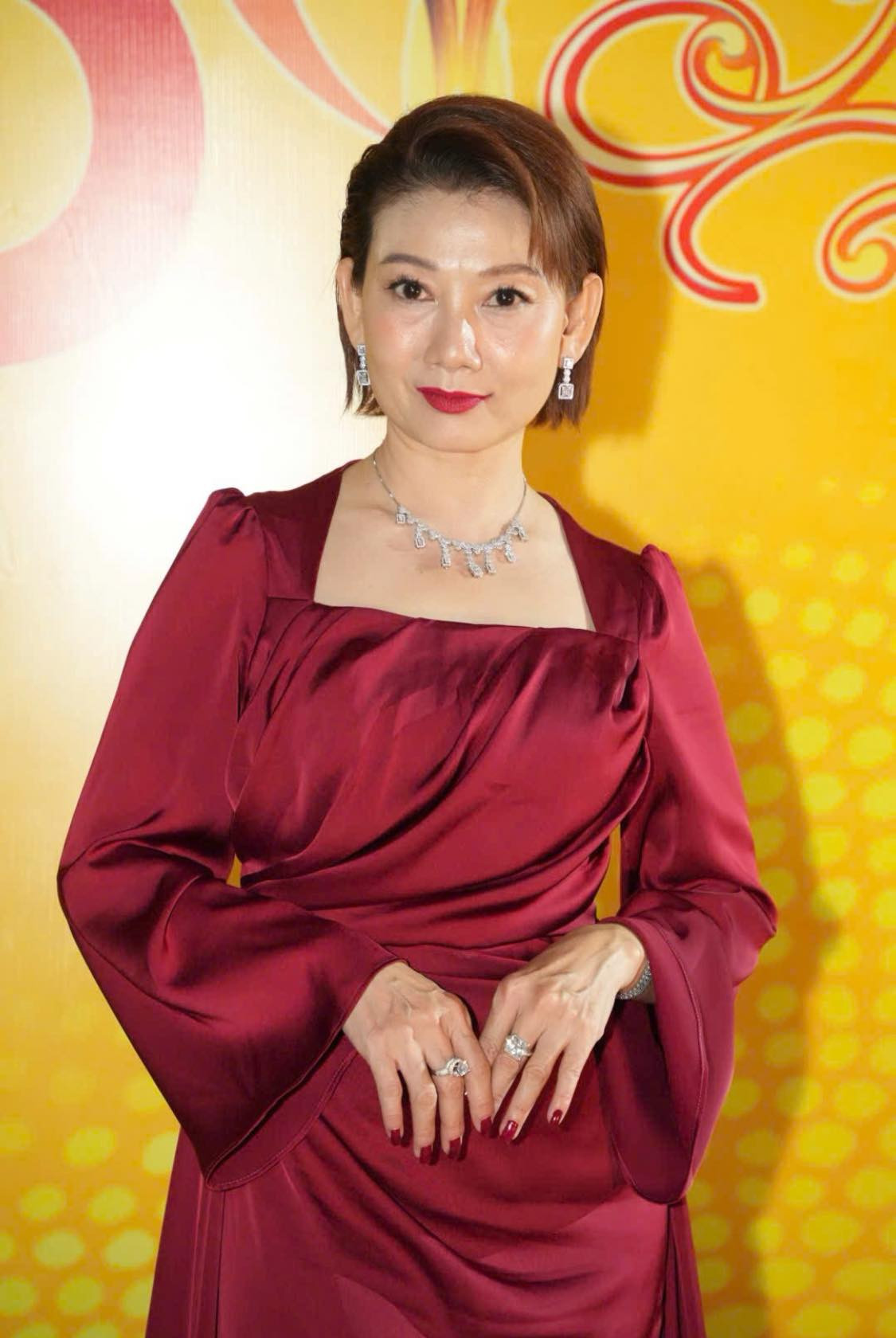 Mẹ chồng Hồng Diễm trên phim có đời thực trẻ đẹp ở tuổi 50 nhờ một thói quen buổi sáng - Ảnh 8.