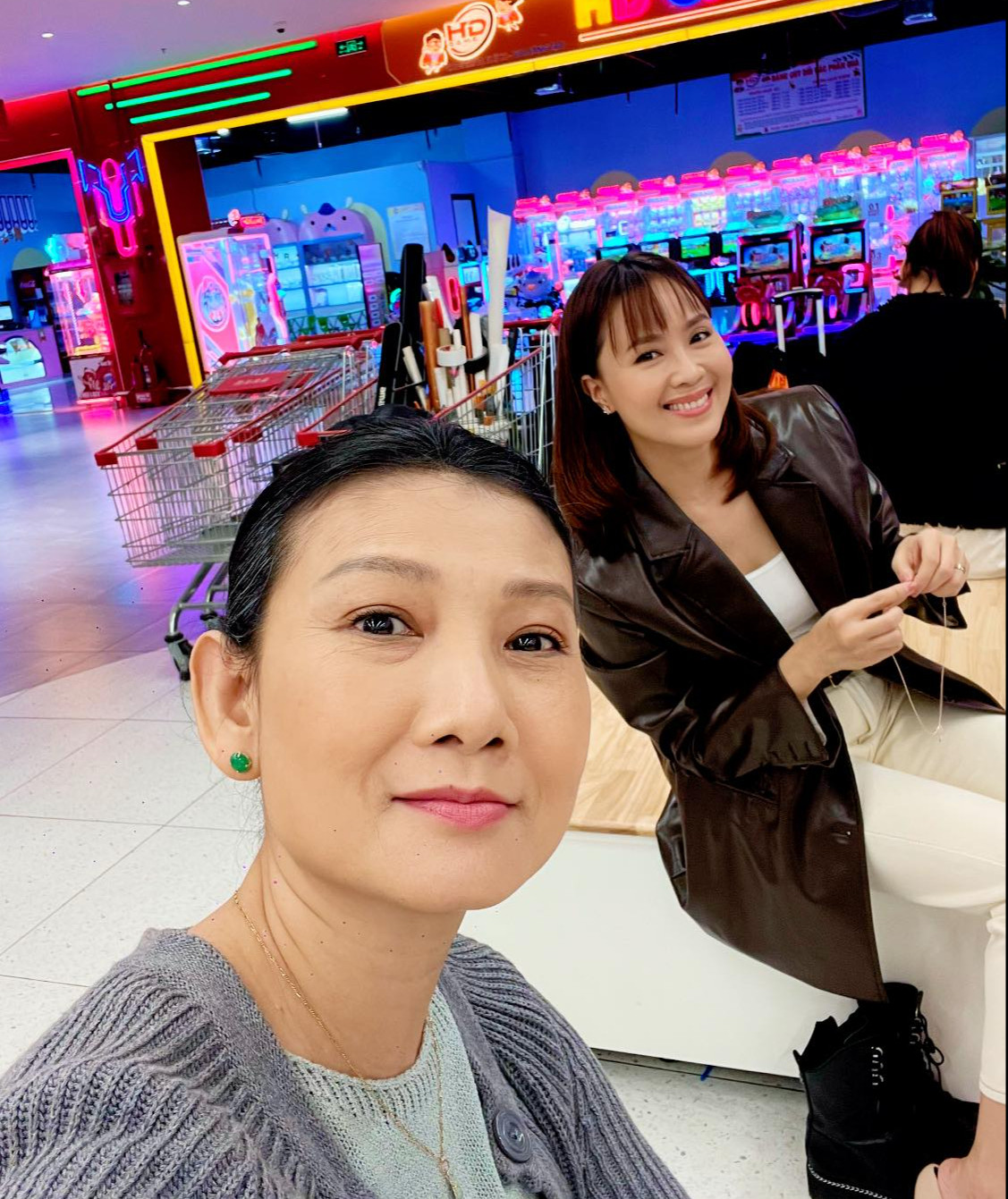 Mẹ chồng Hồng Diễm trên phim có đời thực trẻ đẹp ở tuổi 50 nhờ một thói quen buổi sáng - Ảnh 2.