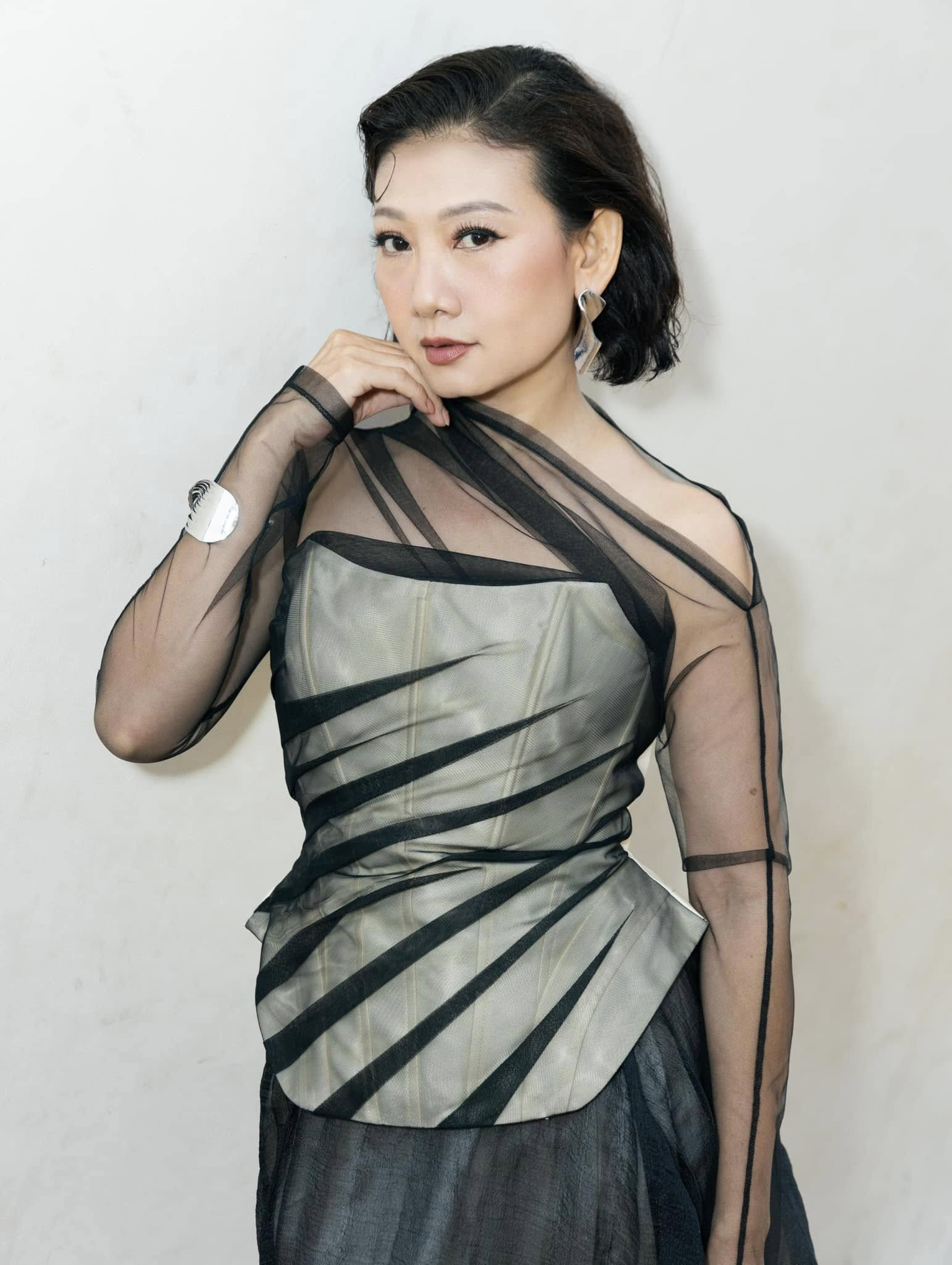 Mẹ chồng Hồng Diễm trên phim có đời thực trẻ đẹp ở tuổi 50 nhờ một thói quen buổi sáng - Ảnh 10.