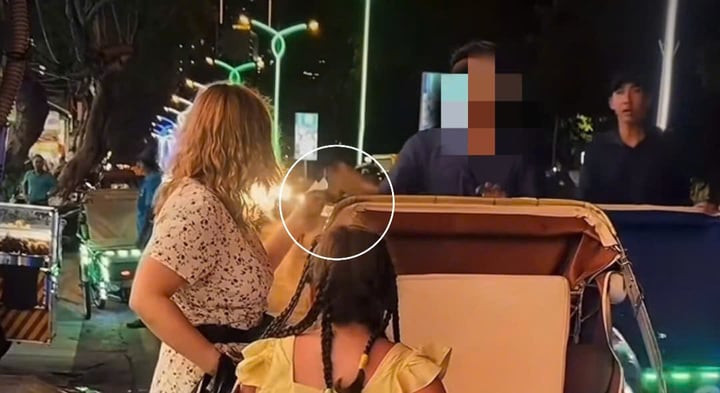 Hành động giật tiền của người đạp xích lô (ảnh cắt từ clip)