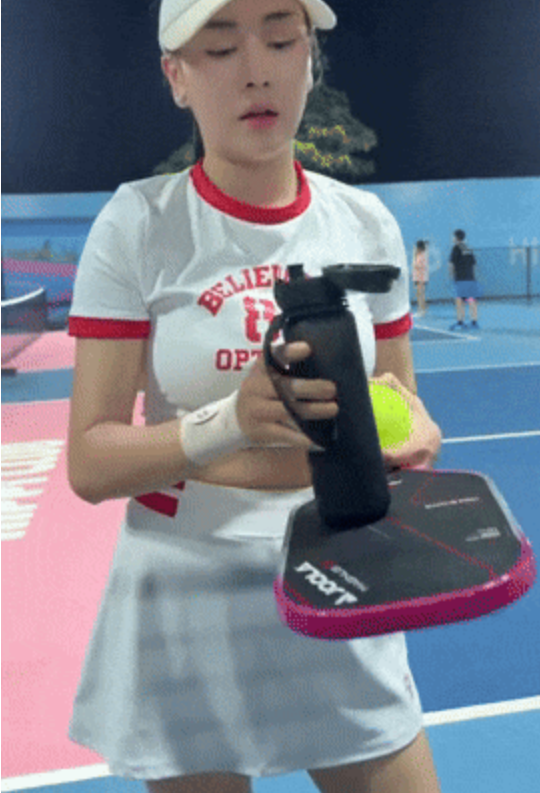 Phương Oanh lộ vóc dáng thật trên sân pickleball khác xa ảnh tự đăng