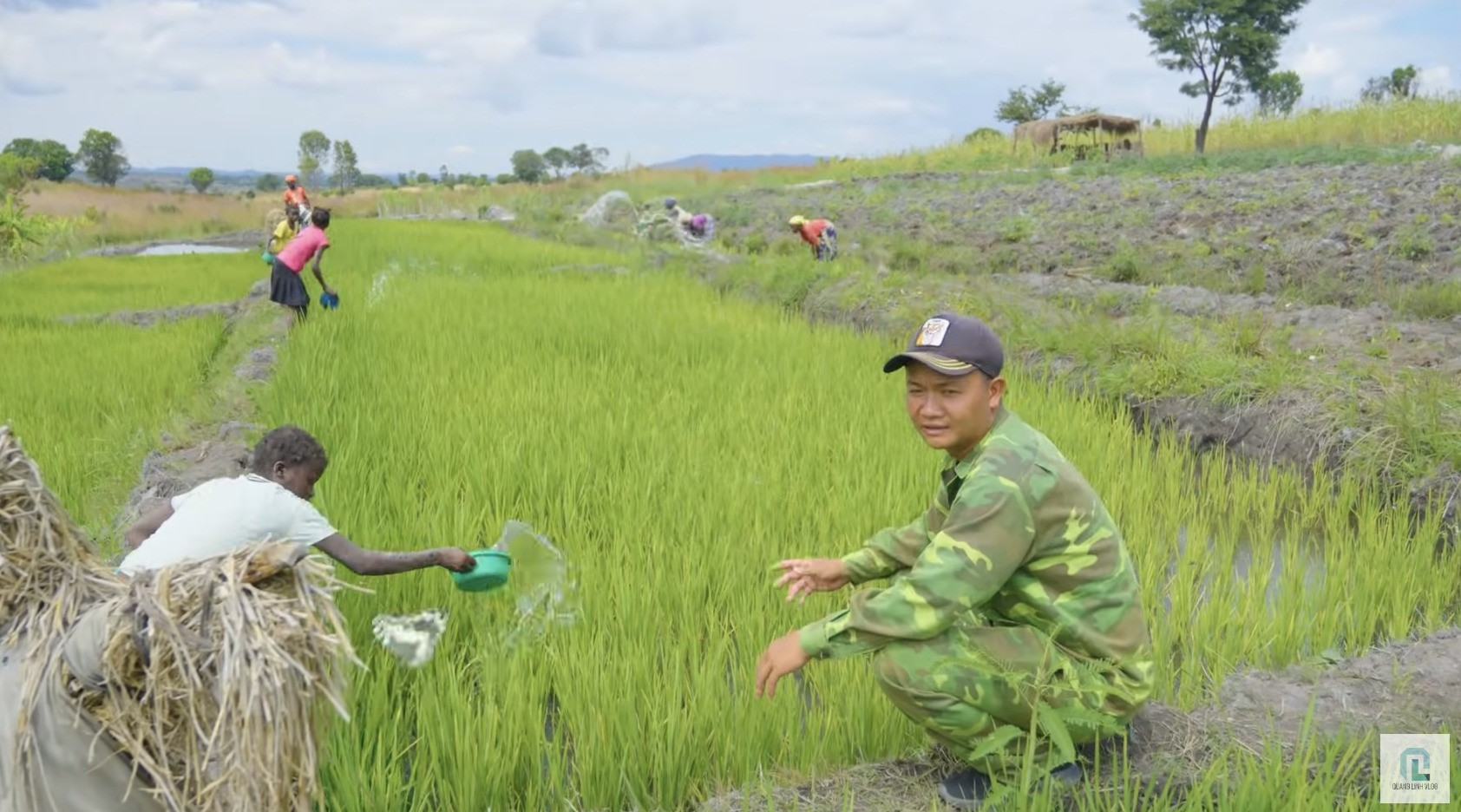 Rộ tin Quang Linh Vlog xây dựng trang trại ở châu Phi để xin tiền từ thiện