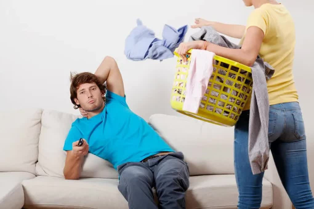 Sang nhà bạn thân, thấy anh chồng làm việc này cho vợ mà tôi muốn khóc khi nghĩ đến chồng mình - Ảnh 2.
