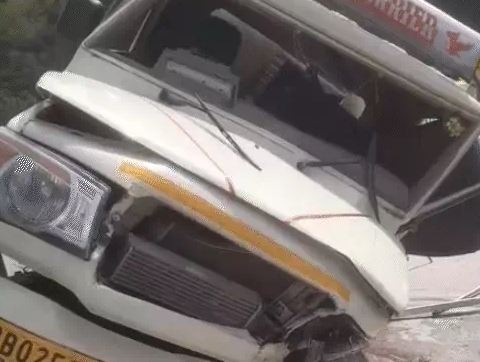 Xe bán tải đâm vào lan can cầu, 5 người tử vong- Ảnh 1.