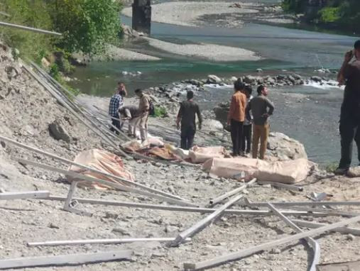 Xe bán tải đâm vào lan can cầu, 5 người tử vong- Ảnh 2.