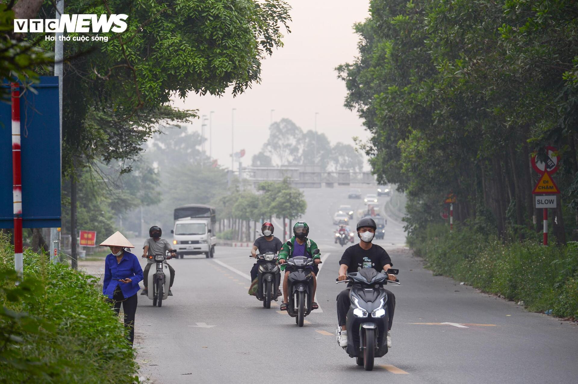 Dân đốt rơm, khói trắng trời Hà Nội, hun người đi đường - 6