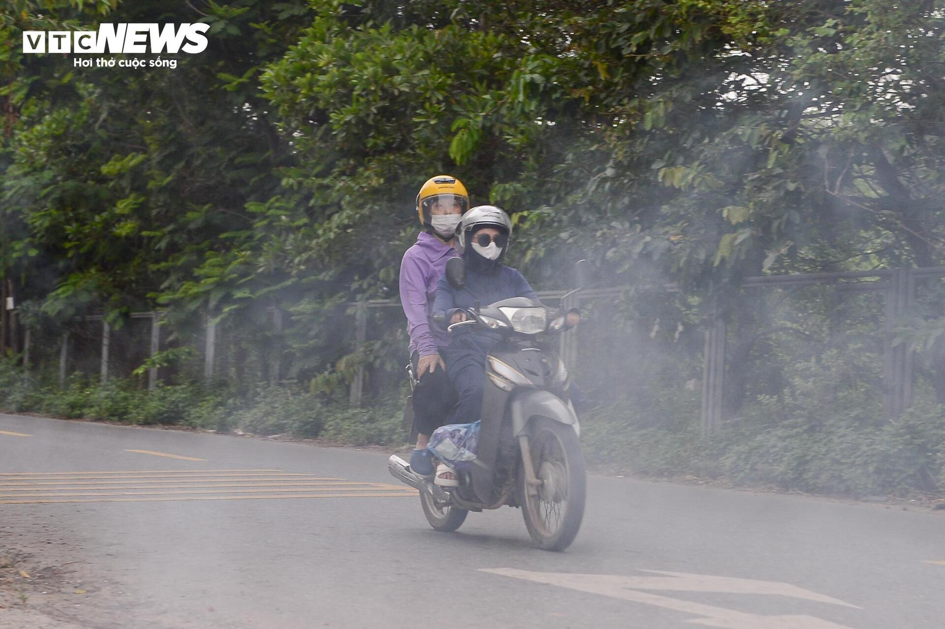 Dân đốt rơm, khói trắng trời Hà Nội, hun người đi đường - 5