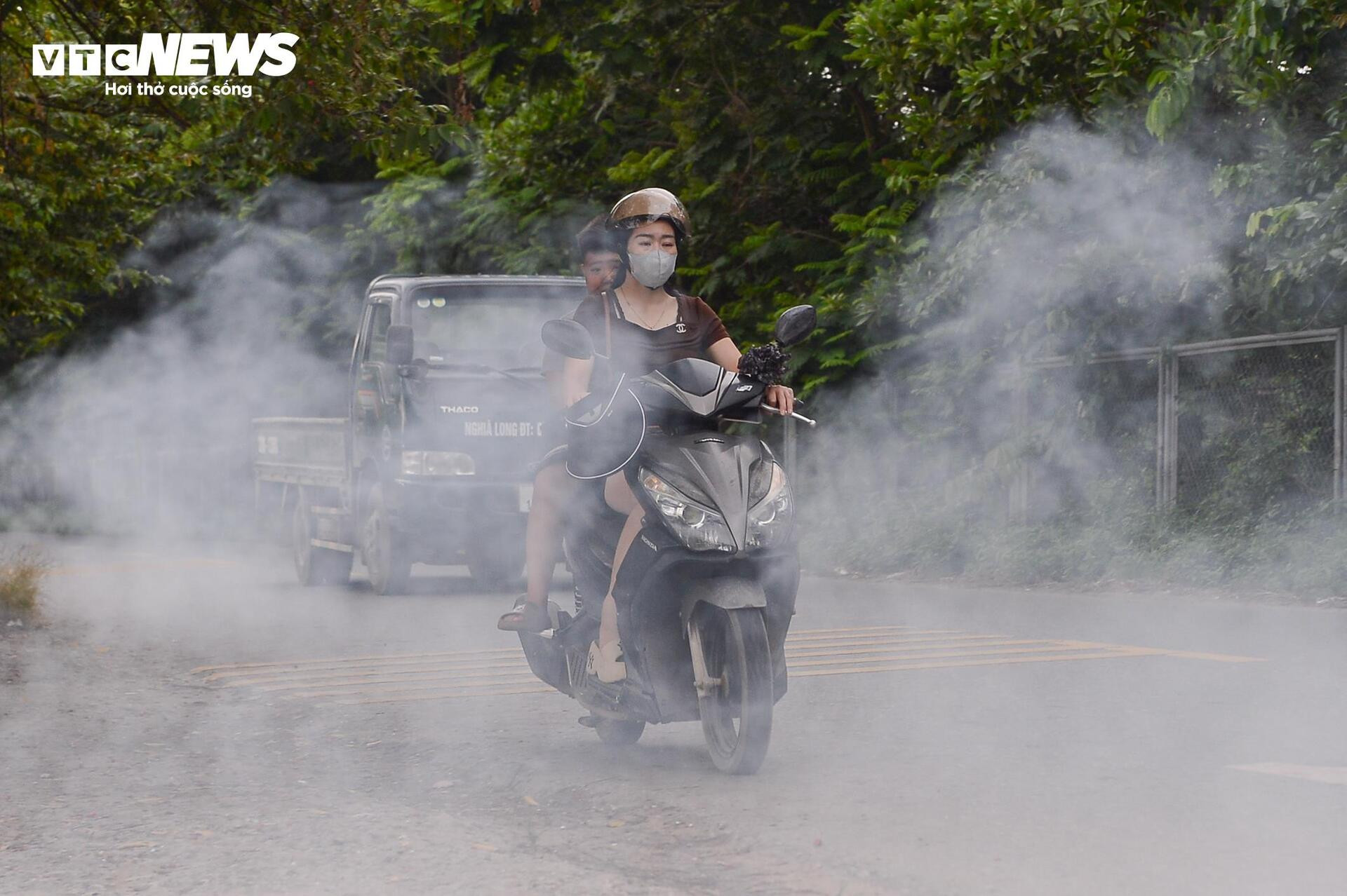 Dân đốt rơm, khói trắng trời Hà Nội, hun người đi đường - 4