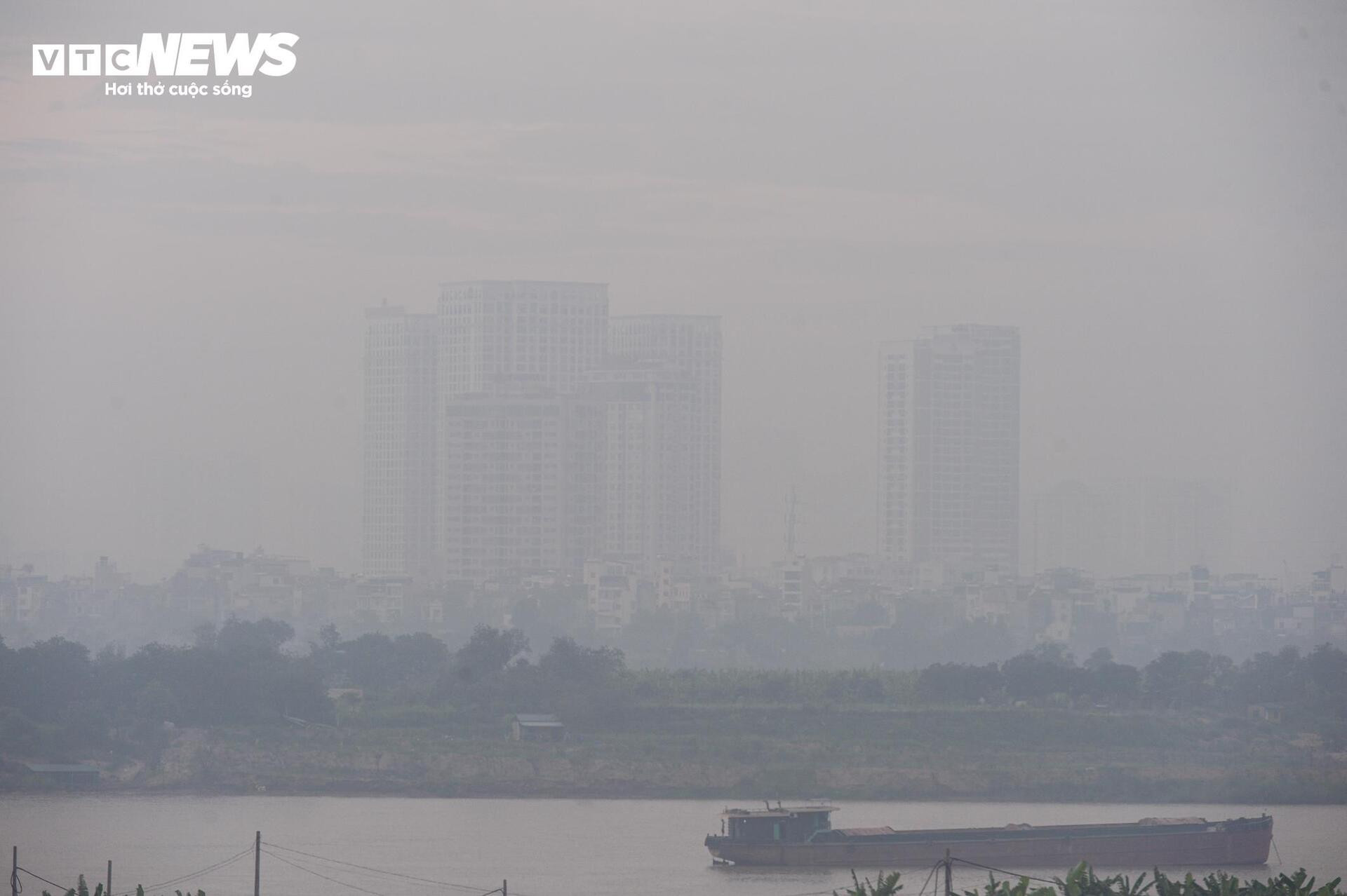 Dân đốt rơm, khói trắng trời Hà Nội, hun người đi đường - 11