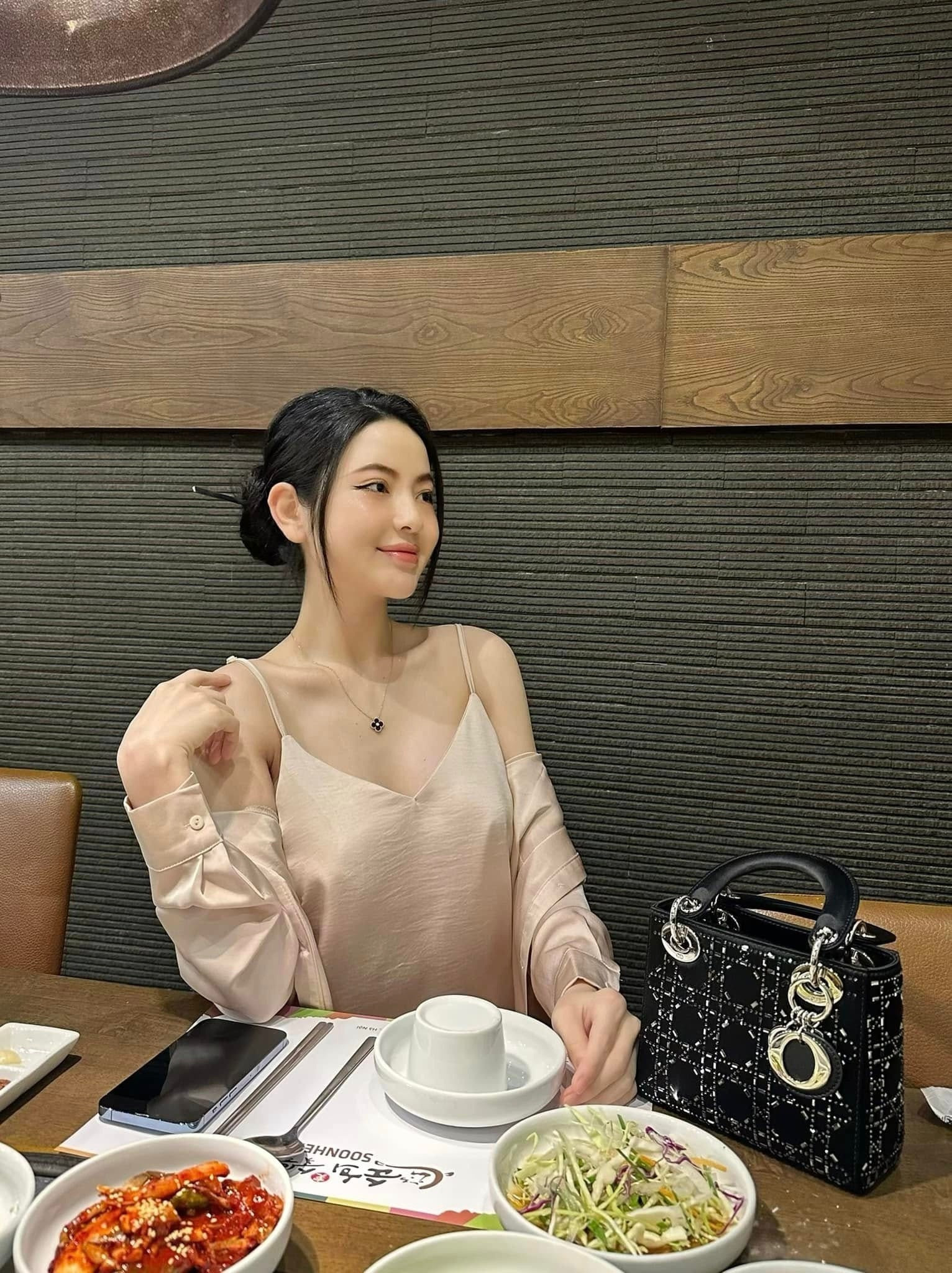 Sốc doanh thu của vợ Quang Hải nhờ bán hàng online