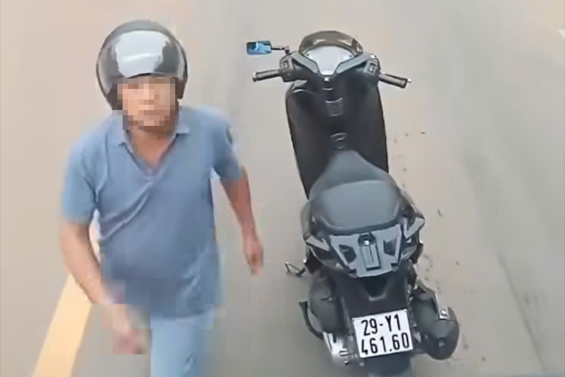 Người đàn ông chặn đầu ô tô, lớn tiếng 'biết bố mày là ai không?'