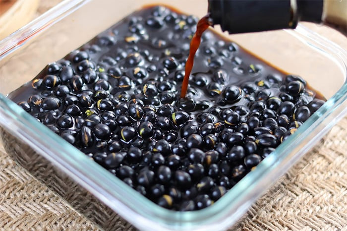 Sử dụng giấm đen hoặc giấm tự làm truyền thống để làm đậu đen ngâm giấm. (Ảnh: Sohu)