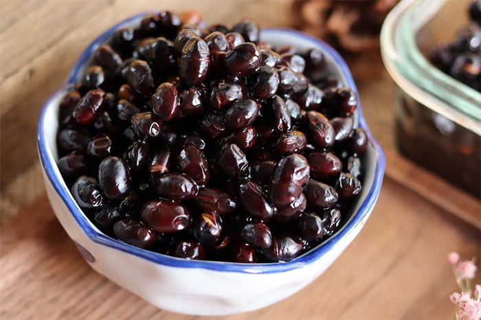 Mỗi ngày ăn 1 thìa đậu đen ngâm giấm sẽ có nhiều tác dụng tốt cho sức khỏe. (Ảnh: Sohu)