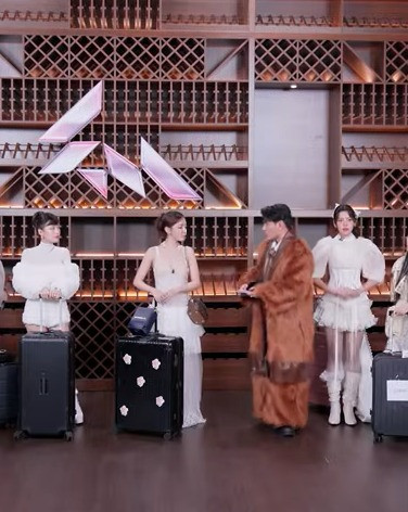 Bắt gặp nữ ca sĩ Vbiz và tình trẻ dính như sam tại sân bay tin đồn yêu bí mật đã có câu trả lời