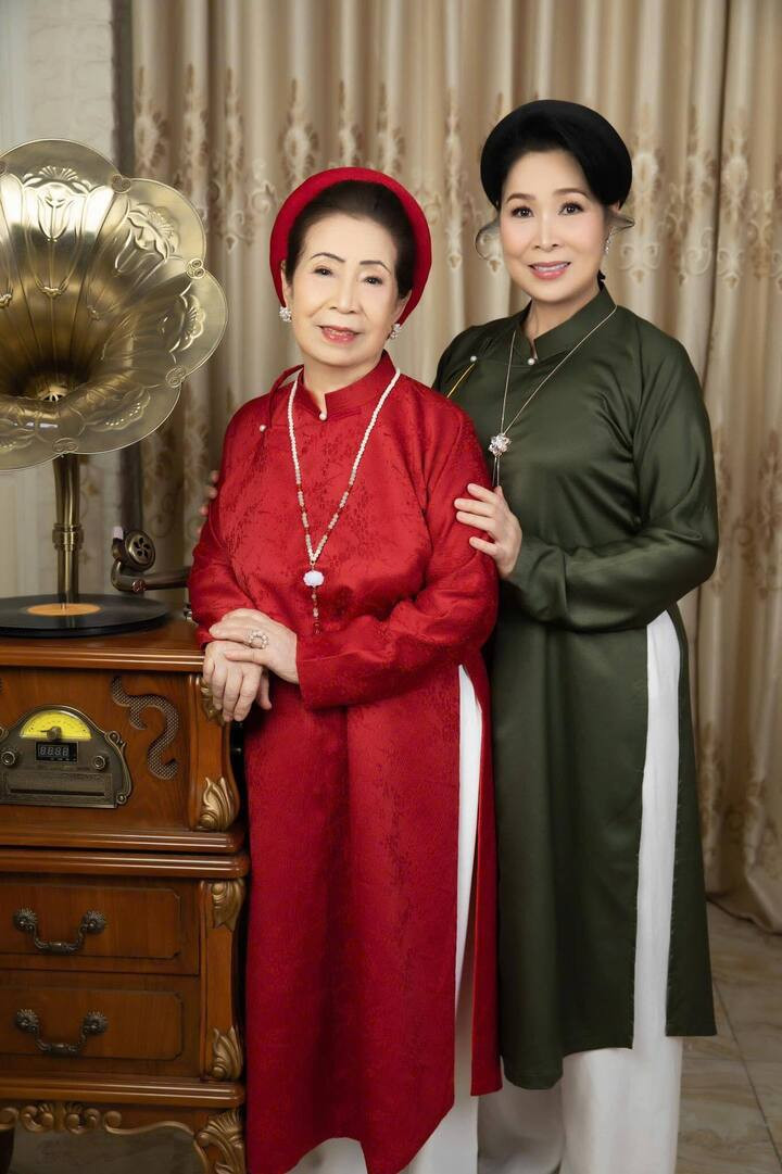 NSND Hồng Vân và mẹ.