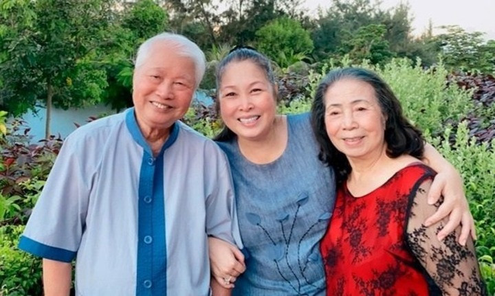 NSND Hồng Vân cùng cha mẹ.