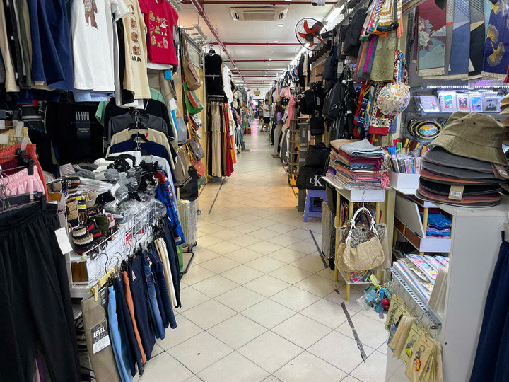 Các gian hàng tại chợ, phần lớn là quần áo thời trang đã mở bán bình thường trở lại, tiểu thương không còn than khó chuyện thuế. (Ảnh: H. Linh)