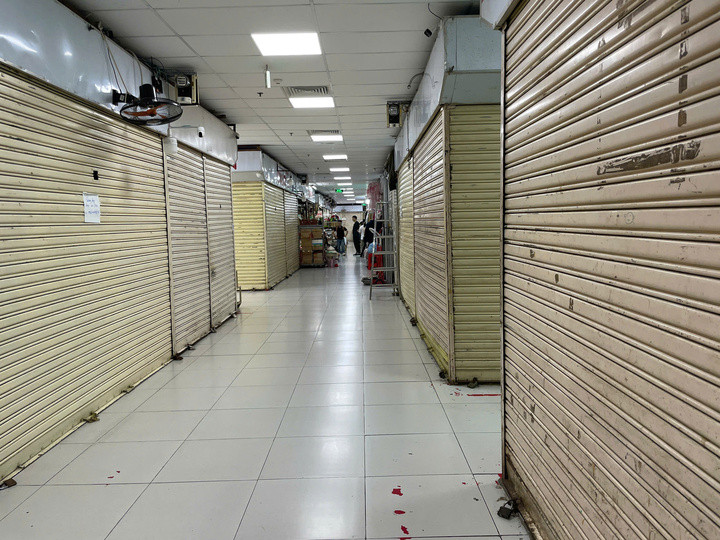 Một số tiểu thương đóng cửa hàng, đóng sạp ở chợ là do hàng hóa đang bán lâu nay không rõ nguồn gốc, trong đó có cả hàng gian hàng giả, hàng lậu. (Ảnh: Hà Linh)