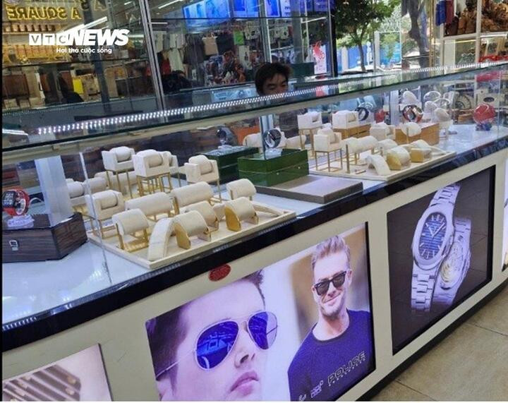 Nhiều cửa hàng đồng hồ, mắt kính mở cửa nhưng gần như không bày sản phẩm như trước. (Ảnh: Hà Linh)