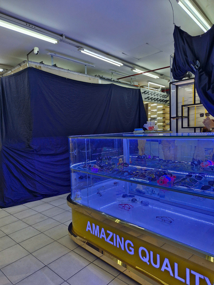 Phần lớn những quầy hàng ở Saigon Square đóng cửa, giảm hàng hóa là nhóm đồng hồ, mắt kính, giày, túi xách. (Ảnh: Hà Linh)