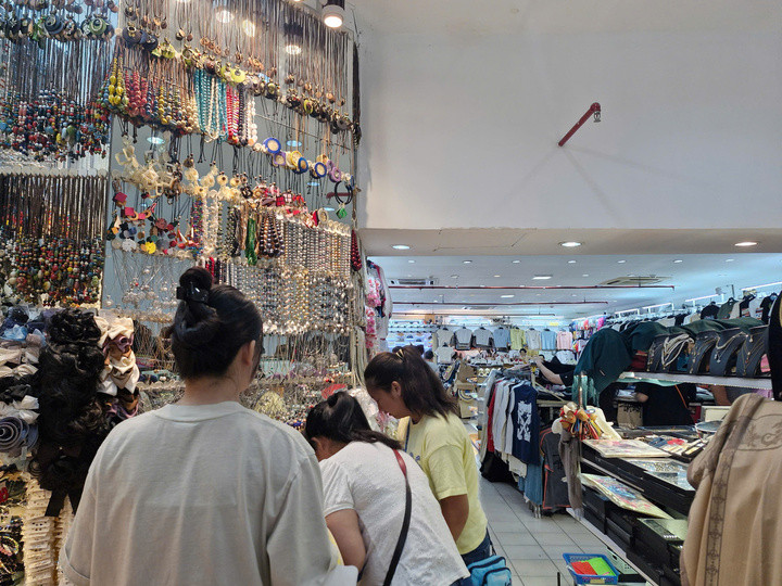 Thói quen của người tiêu dùng khi mua trúng hàng kém chất lượng thường tặc lưỡi cho qua. (Ảnh: Hà Linh)