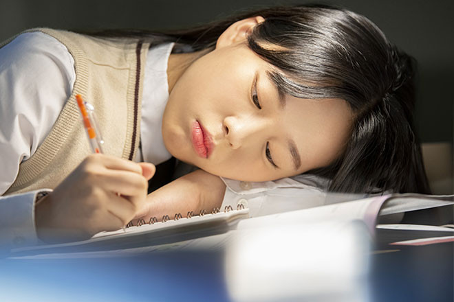 Con gái suy sụp nhịn ăn bỏ ngủ nằm lì trong phòng vì trượt lớp 10 trường công