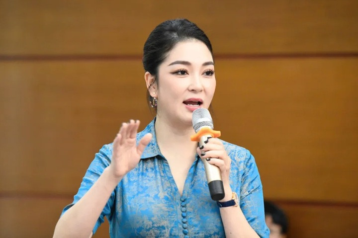 Nguyễn Thị Huyền được xem là hoa hậu tài sắc vẹn toàn.