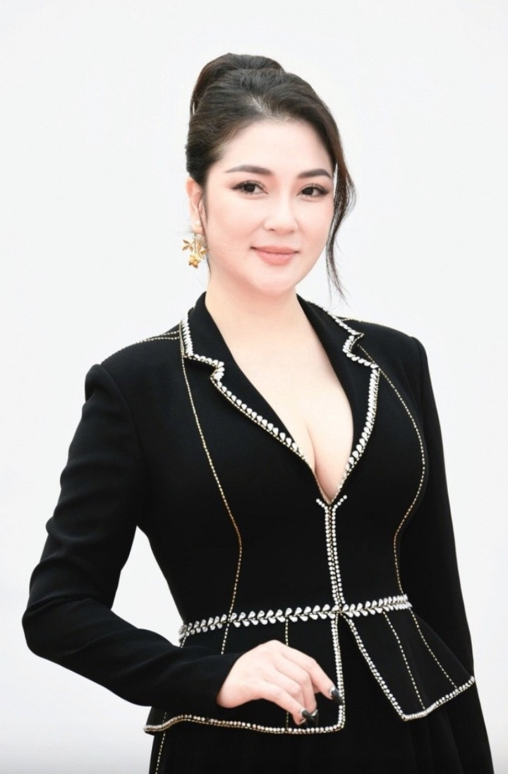 Sau 21 năm đăng quang, Nguyễn Thị Huyền vẫn gợi cảm, xinh đẹp.