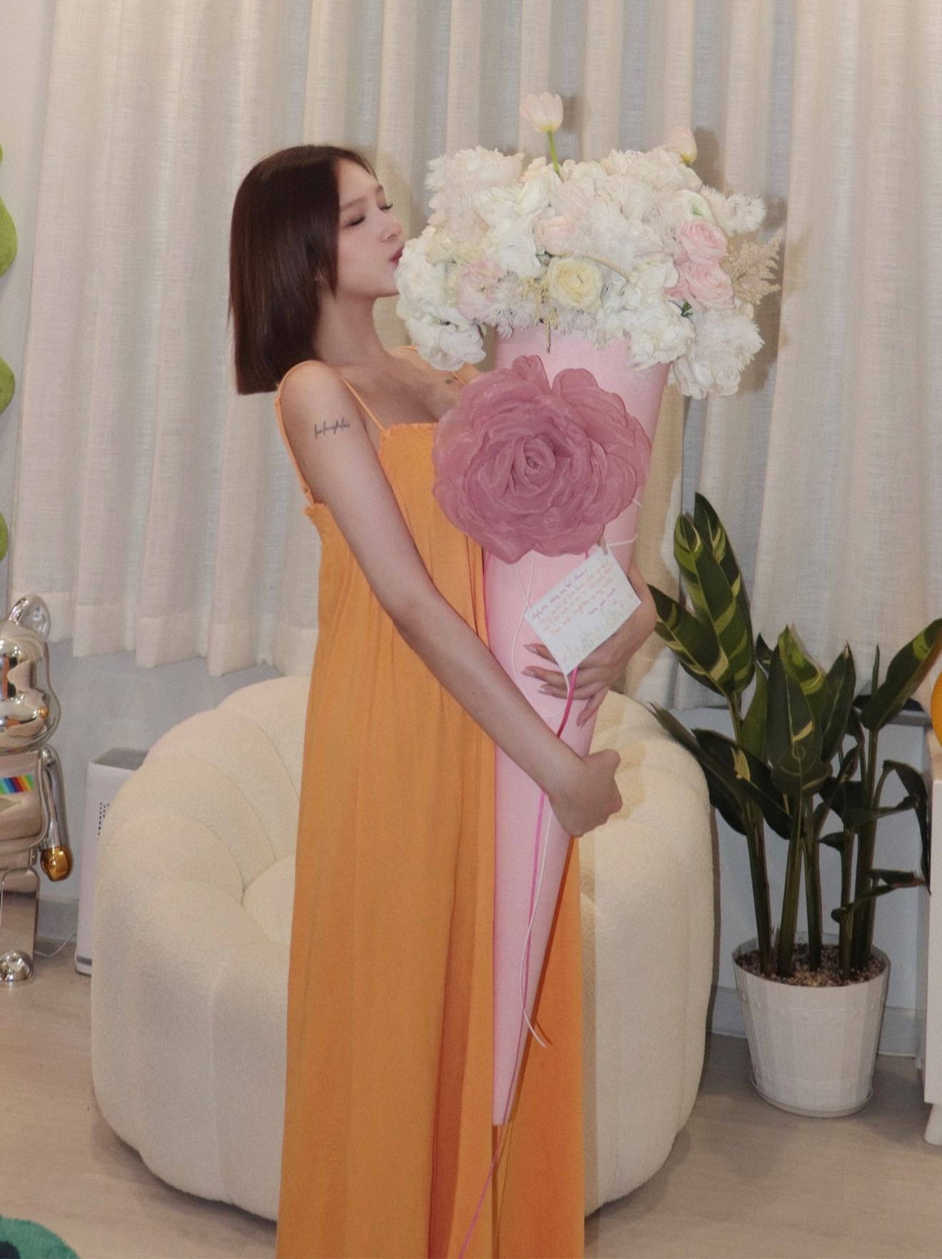 Nghi vấn Xoài Non  Gil Lê sắp về chung nhà rò rỉ ảnh phụ huynh 2 bên gặp mặt trực tiếp