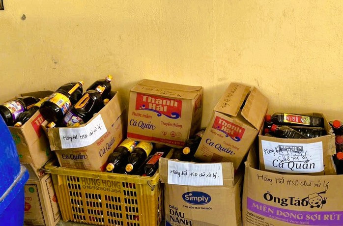 Công an kiểm tra công ty có ngàn chai nước mắm vứt bỏ ở Quảng Nam- Ảnh 3.