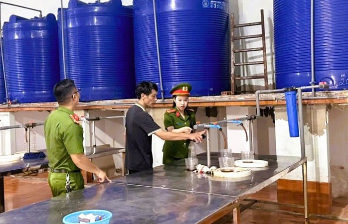 Công an kiểm tra công ty có ngàn chai nước mắm vứt bỏ ở Quảng Nam- Ảnh 1.