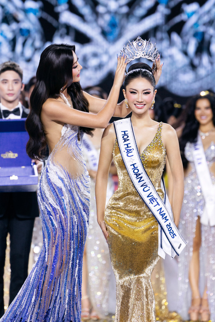Vượt qua 42 thí sinh khác, Nguyễn Hoàng Phương Linh giành vương miện Hoa hậu Hoàn vũ Việt Nam 2025 (Miss Cosmo Vietnam). Kết quả này nhận được sự đồng tình của đông đảo khán giả.