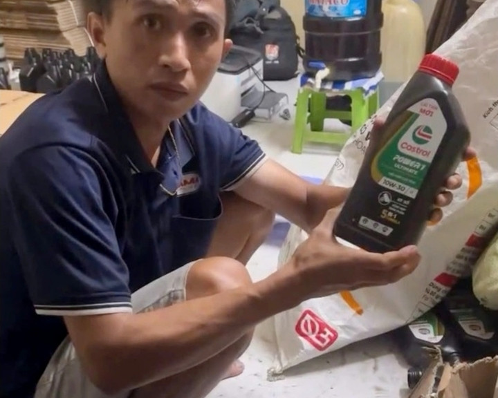 Nguyễn Văn Khánh cầm đầu đường dây nhớt giả bán trên sàn thương mại điện tử bị bắt. (Ảnh: CACC)