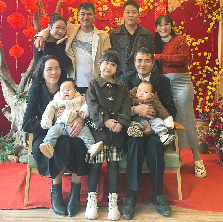 Tống Sen chụp cùng gia đình nhà chồng dịp Tết Nguyên đán. (Ảnh: NVCC)