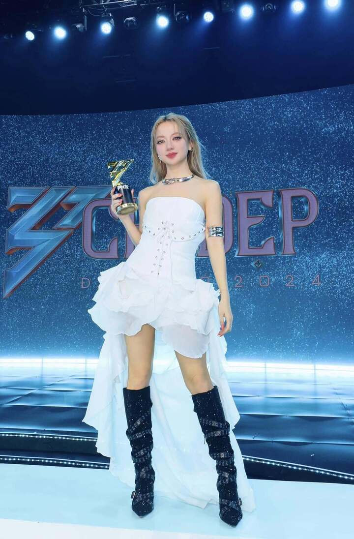 Nữ ca sĩ tìm lại hào quang khi về nước tham gia