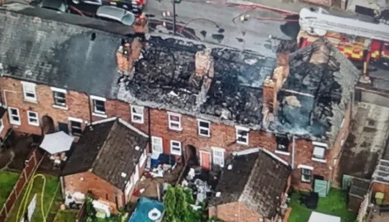 Hiện trường vụ thuốc lá điện tử phát nổ thiêu rụi nhiều ngôi nhà ở Anh.