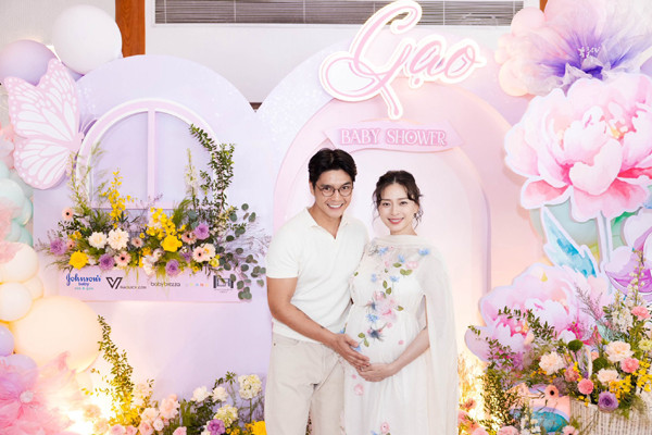 Tiệc chào đón em bé sắp chào đời của Ngô Thanh Vân và chồng trẻ- Ảnh 2.