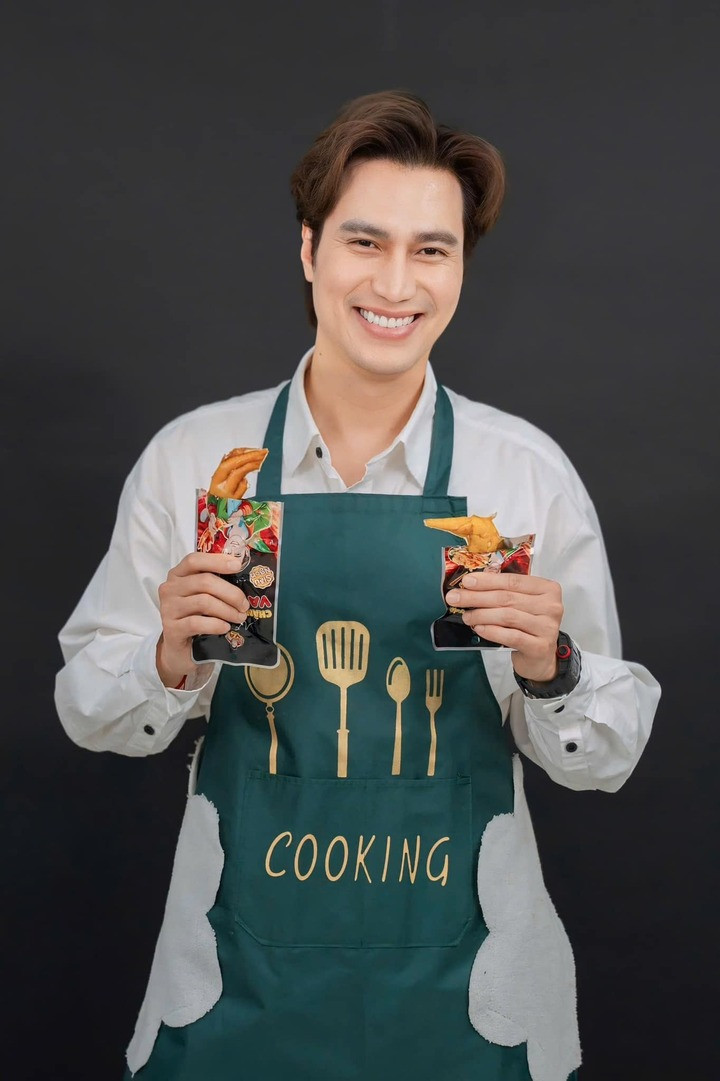 Việt Anh tích cực quảng cáo chân gà ăn liền mang thương hiệu riêng của anh.