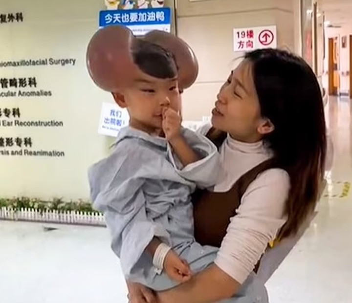 Người phụ nữ ăn món