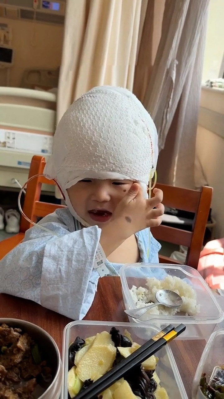 Người phụ nữ ăn món