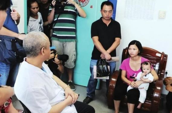 Người phụ nữ ăn món