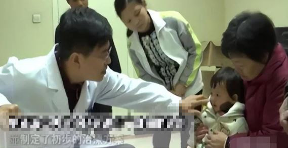 Người phụ nữ ăn món