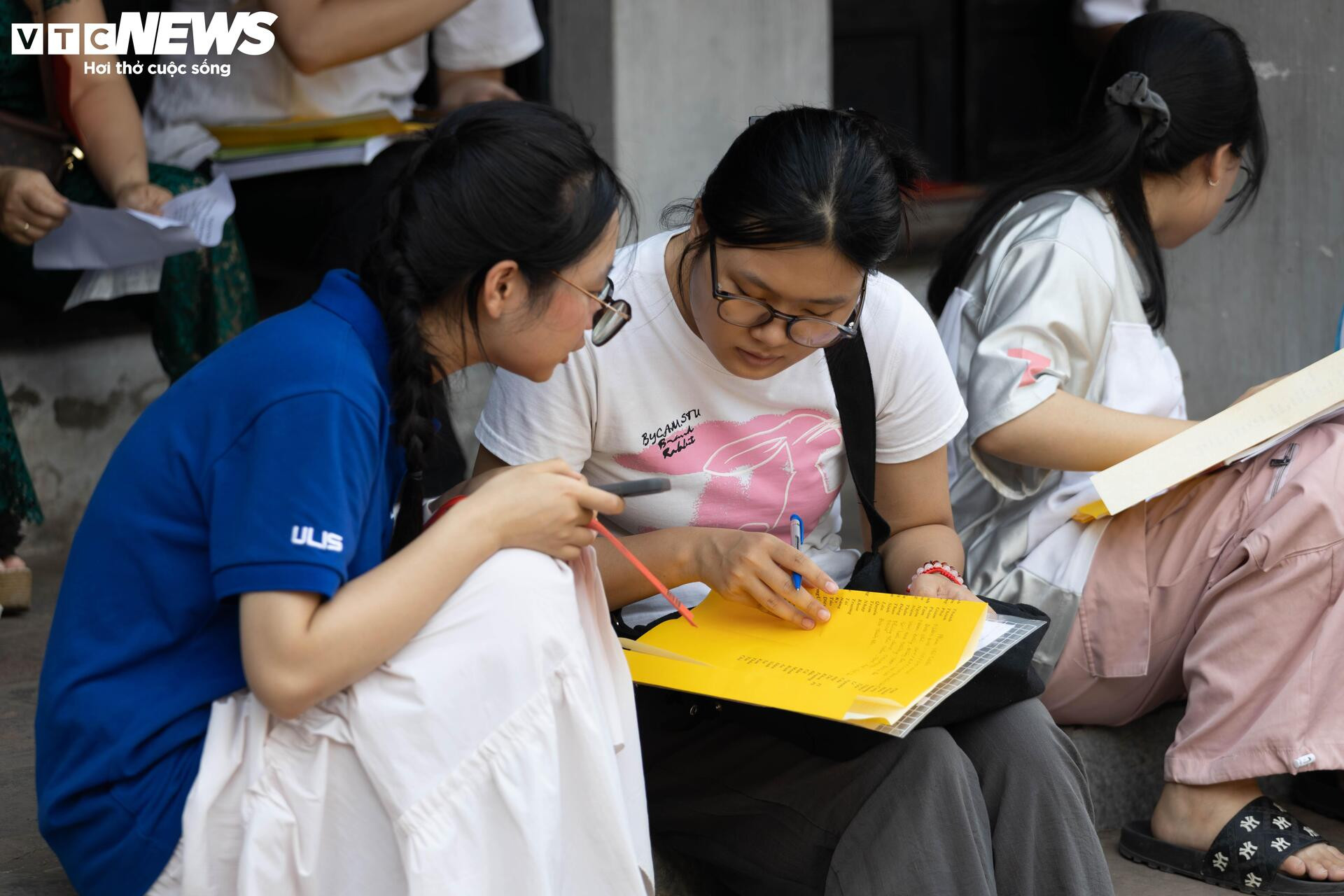 Sĩ tử mang bút, giấy báo thi đến Văn Miếu 'xin vía đỗ đại học' - 4