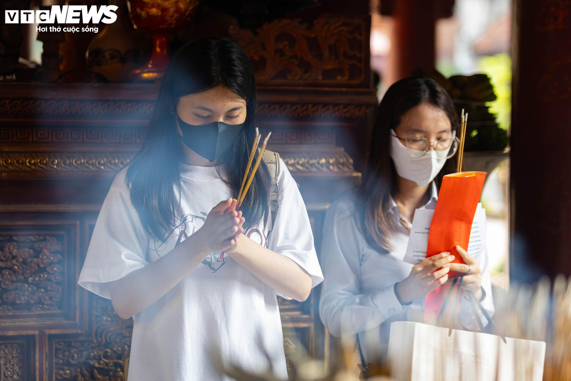 Sĩ tử mang bút, giấy báo thi đến Văn Miếu 'xin vía đỗ đại học' - 6